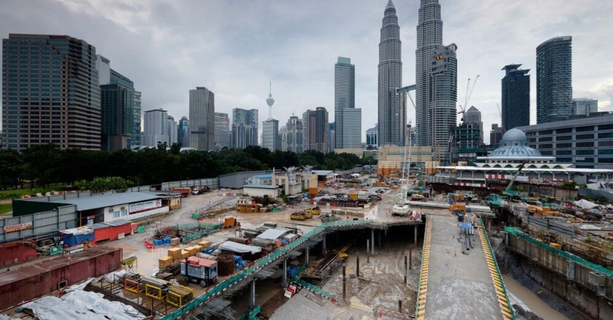 An overview of frequent construction disputes in Malaysia including payment delays, defects, and extensions of time.